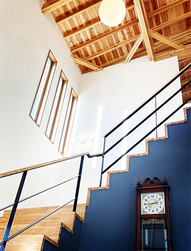 開放感のある階段上の天井は構造体が木の温もりを演出